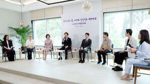 이재명 대통령과 김혜경 여사가 30일 서울 용산 대통령실 파인그라스에서 문화예술계 수상자들과 간담회를 하고 있다.(사진=대통령실통신사진기자단, 연합뉴스)