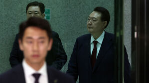 피의자 신분으로 내란 특검 조사를 받은 윤석열 전 대통령이 서초구 서울고검 청사를 나서고 있다.(사진=공동취재, 연합뉴스)