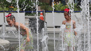 서울 전역에 폭염주의보가 발효된 30일 서울 종로구 광화문 광장 바닥 분수대에서 외국인 어린이들이 물놀이를 하며 더위를 식히고 있다.(사진=연합뉴스)