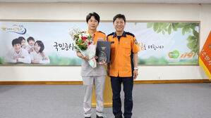 맨몸으로 서행 차량 막아 의식 잃은 70대 운전자 구조