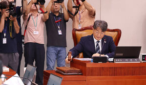 1일 국회에서 열린 법제사법위원회 전체회의에서 더불어민주당 소속 이춘석 위원장이 의사봉을 두드리고 있다.