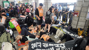 "장애등급제 진짜 폐지"&hellip;전장연, 경복궁역 승강장 누워 시위