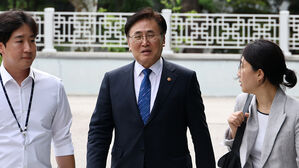 유상임 과기부 장관 내란특검 출석…계엄 국무회의 관련 조사