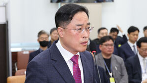 대검 떠난 이진동 "수사&middot;기소 분리 납득 안돼"&hellip;총장과 한목소리