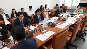 국회 과방위 소위서 '방송 3법' 민주 주도 처리