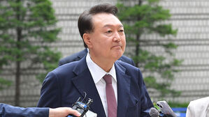 윤 측 "특검 사건 이첩 무효" vs 특검 측 "납득 어려운 주장"