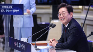 이 대통령의 '121분'&hellip;첫 기자회견 연단 없애고 질문자 추첨 눈길
