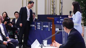 "주택 추첨 같네" 기자회견장 빵 터뜨린 상자 정체 [바로이뉴스]