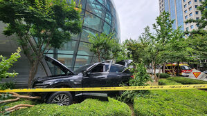 여의도 전경련회관에 SUV 돌진…운전자는 급발진 주장