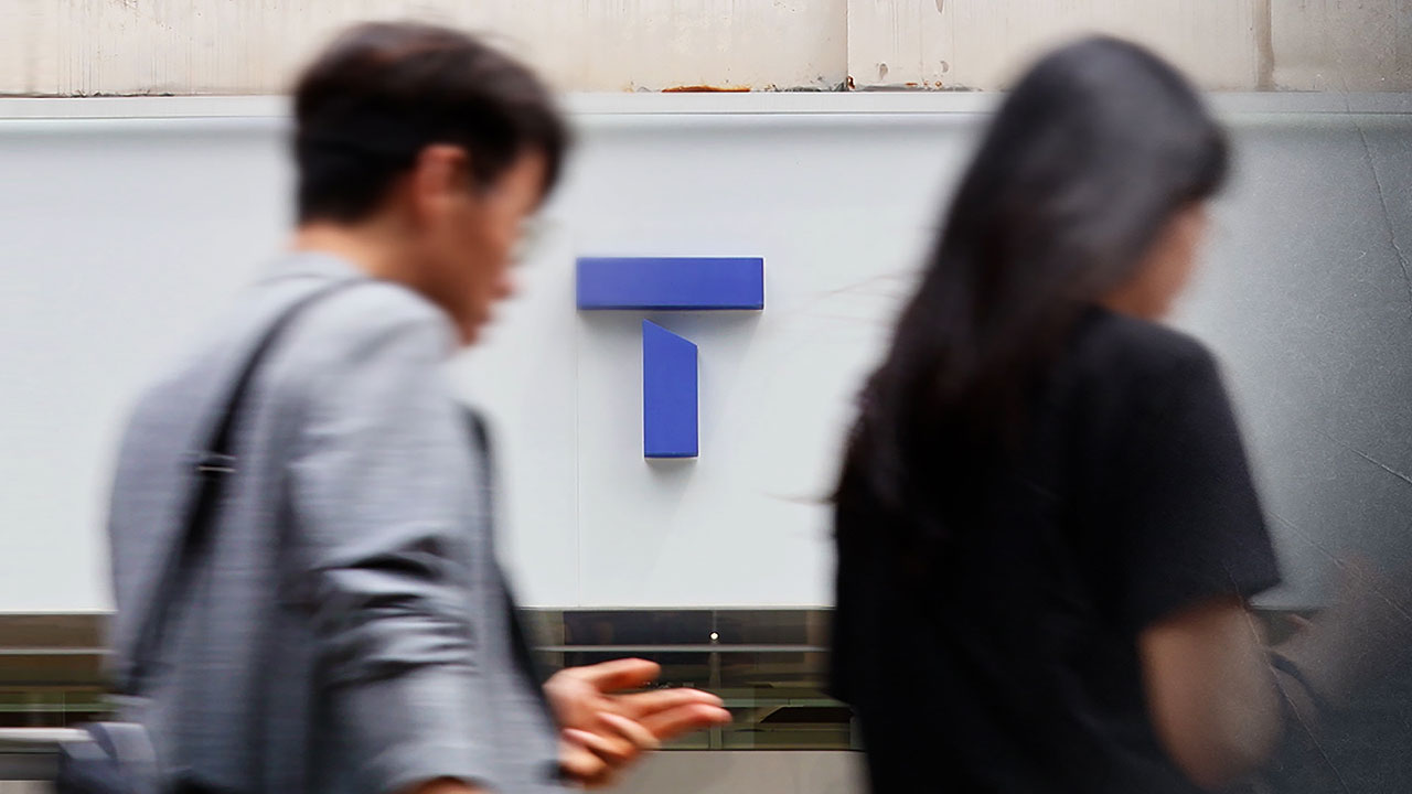 고개 숙인 <!HS>SKT<!HE>…위약금 면제·8월 <!HS>요금<!HE> 50% <!HS>할인<!HE>