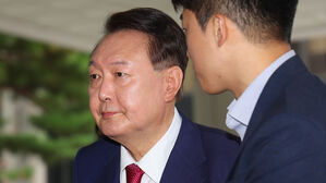 윤, 내란 특검 2차 출석…취재진 질문에 '묵묵부답'