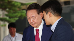 내란특검, 윤석열 오후 조사 시작…국무회의·외환 혐의 확인할 듯