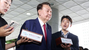 윤, 내란특검 2차 출석…'무응답·무표정' 조사실 직행