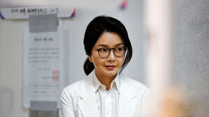 특검, 도피성출국 '김건희 집사' 체포영장청구…여권무효화 착수