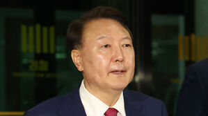 윤, 14시간 반 특검 2차 조사 마치고 귀가…조서 열람만 5시간