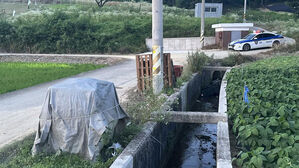 부부 타고 가던 전동스쿠터 농수로로 추락&hellip;1명 숨져