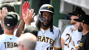 MLB 오닐 크루스, 외야에서 169km 총알 홈 송구&hellip;역대 2위
