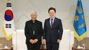 이 대통령, 유흥식 추기경 접견&hellip;"2027 방한 교황 방북도"