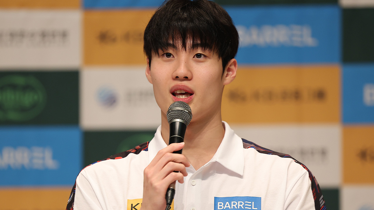 황선우, 주종목서 4연속 메달 시동…15세 김승원, 배영 100m 준결승행