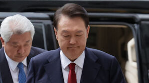 윤 구속심사 시작&hellip;혐의소명&middot;증거인멸 우려 두고 특검과 혈투