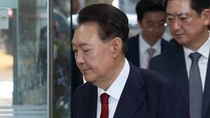 빨간 넥타이 매고 법원 출석한 윤…입 굳게 닫은 채 법정행