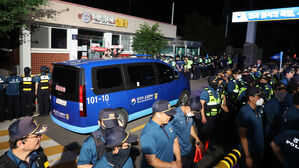 다시 구속된 윤, 서울구치소 독방 수용…경호는 중단