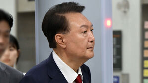 윤, 4개월 만에 내란특검에 재구속…법원 "증거인멸 염려"