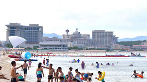 새로 문 연 북한 원산 관광지구, 러시아 관광객 맞아