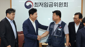 내년 최저임금 2.9% 오른 시간당 1만 320원&hellip;17년만 합의로 결정