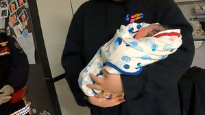 산청 산불 주택서 태어난 아기, 도움 준 소방대원 100일 만에 재회