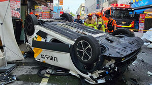 광주 일곡동 주차타워서 주행 중 택시 추락…1명 병원 이송