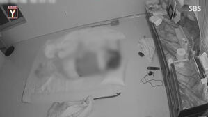 웬 남자가 안방서 더듬&hellip;엄마 집 홈캠 설치한 딸 '충격'