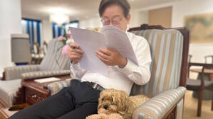 이 대통령 "자꾸 아내한테만 가서 서운"&hellip;반려견 '바비' 공개