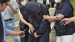 교사와 공모해 시험지 빼돌린 학부모도 구속&hellip;학생 퇴학 의결