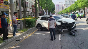 광주 도심서 SUV가 전봇대 들이받아&hellip;430가구 정전