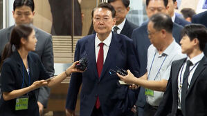 윤 3차 강제구인 시도…'부정선거론자' 접견 막은 특검