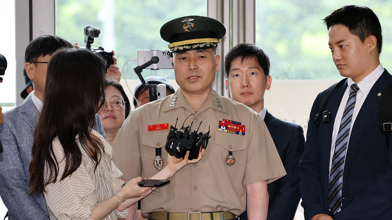 박정훈 해병대 수사단장(대령)이 16일 서울 서초구 순직해병특검 사무실에 참고인 신분으로 출석하며 취재진의 질문에 답하고 있다.