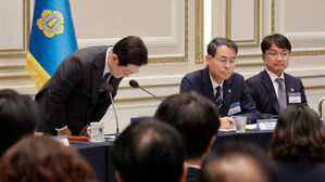 이 대통령, 대형 참사 유가족에 고개 숙여 사과 "책임 다하지 못해"