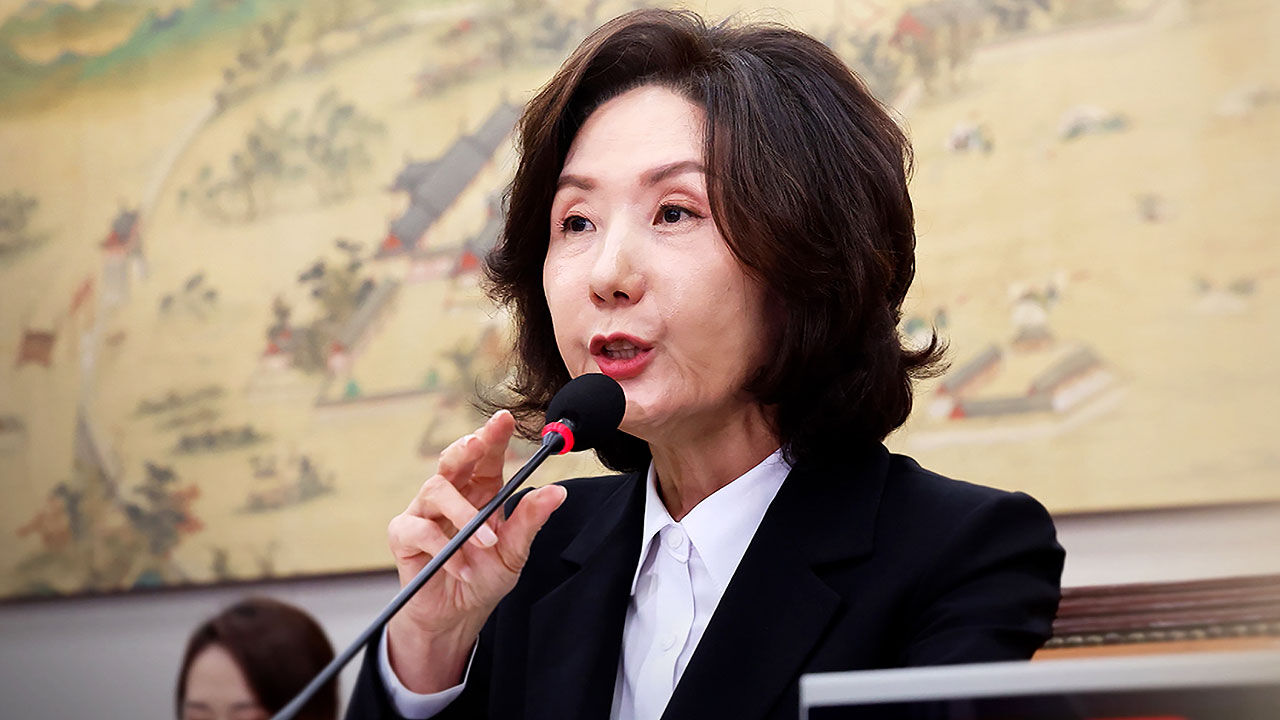 야 "공교육 탈출"·여 '소명기회 주력'…이진숙, 허리 숙여 사죄