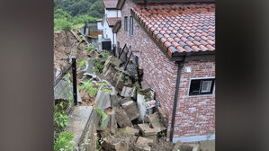 주택 옹벽 무너지고 낙뢰에 불 나고&hellip;충북 폭우 피해 잇따라