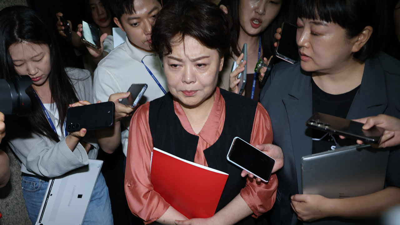 혁신안 논란 속 비대위 참석한 윤희숙…반응 묻자 "다구리"