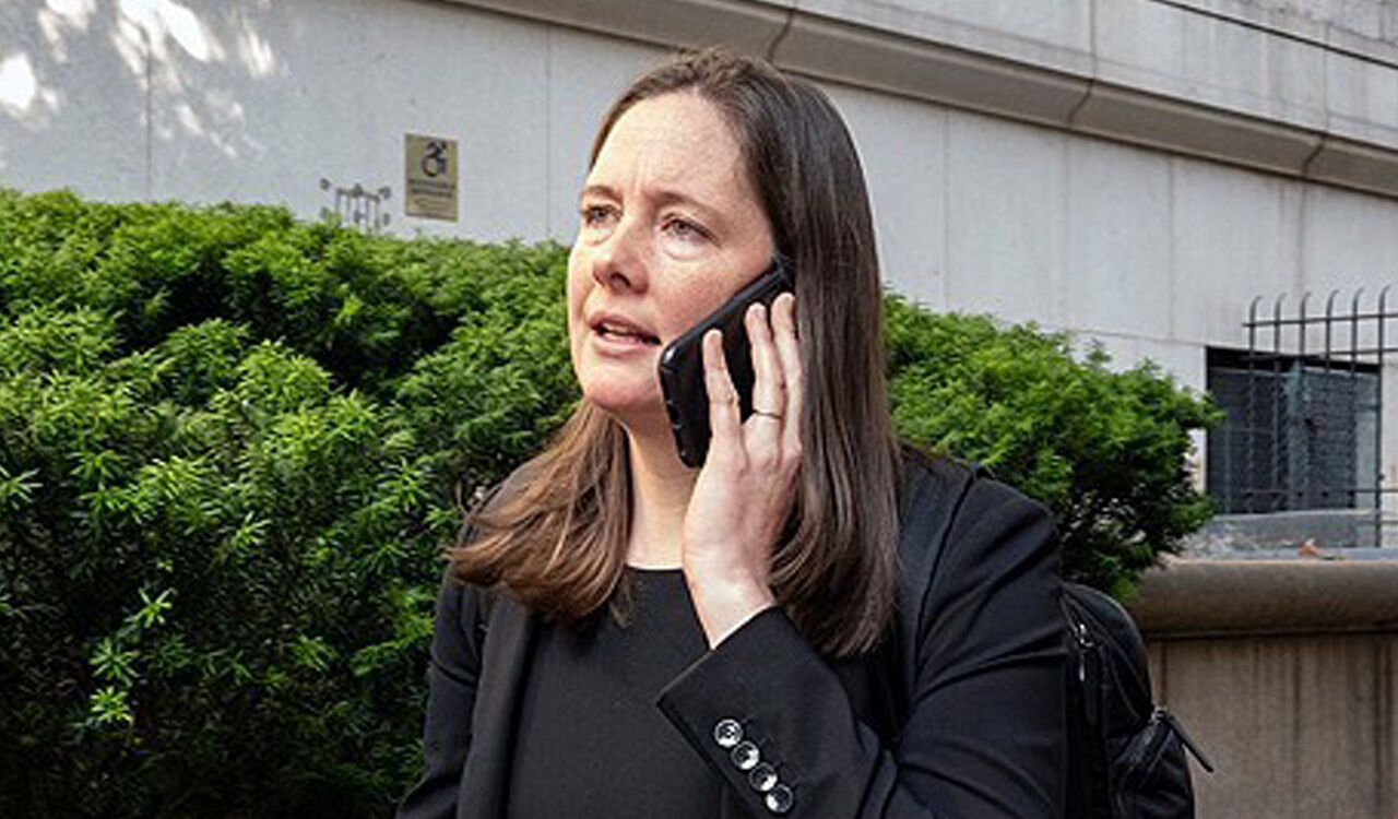 트럼프, '엡스타인 기소' 연방검사 면직…전 FBI 국장 딸