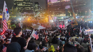 구속적부심 기각에 윤 지지자 4천명 서울역 모여 반발