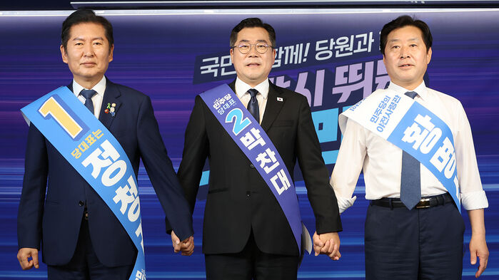 (왼쪽부터) 더불어민주당 정청래·박찬대 당 대표 후보, 황명선 최고위원 후보가 20일 서울 여의도 당사에서 열린 8·2 전당대회 순회 경선 영남권 합동연설회에서 인사하고 있다.