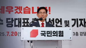 "정권 폭주 막겠다" 김문수 출마 선언…나경원은 불출마