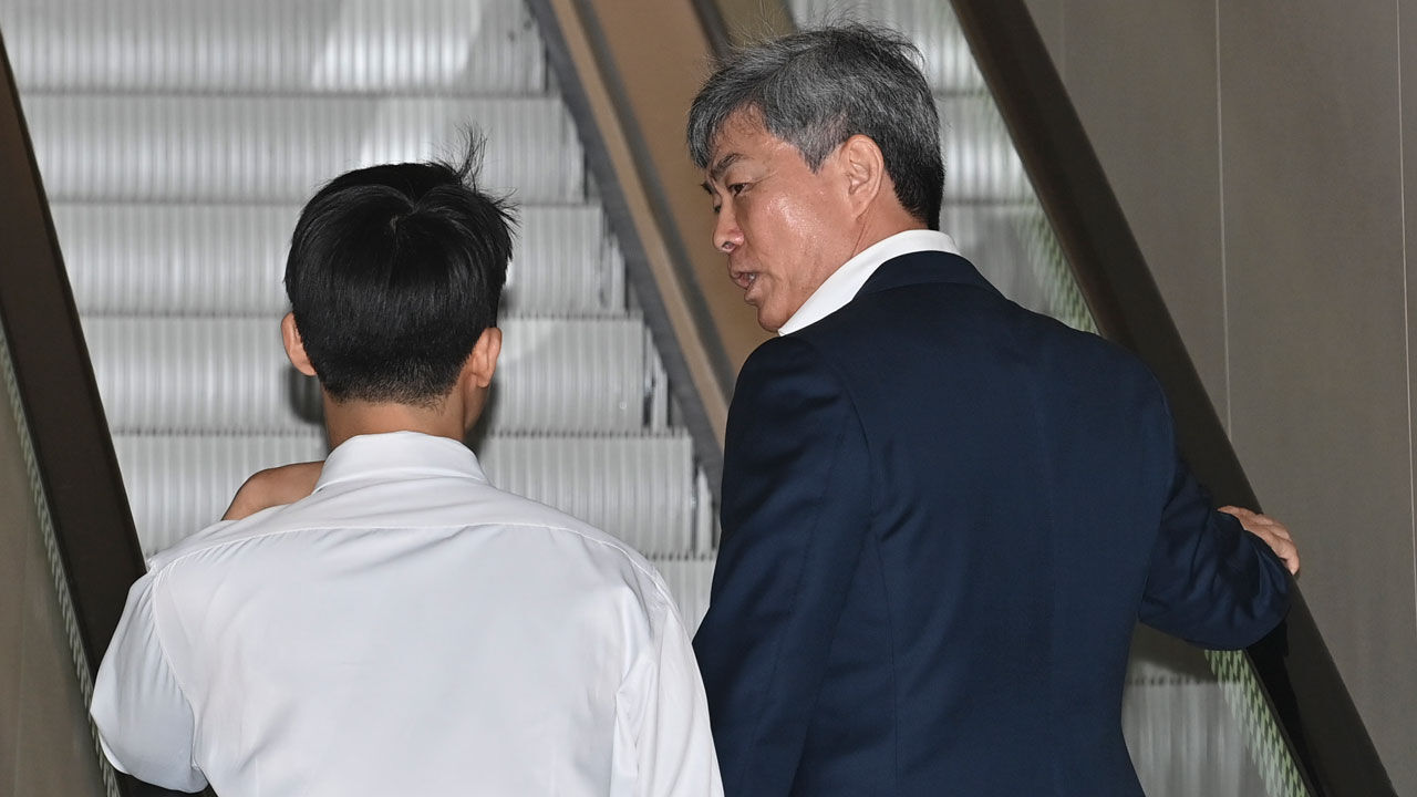 '김건희 최측근' 이종호 특검 출석…"이정필과 금전거래 없다"