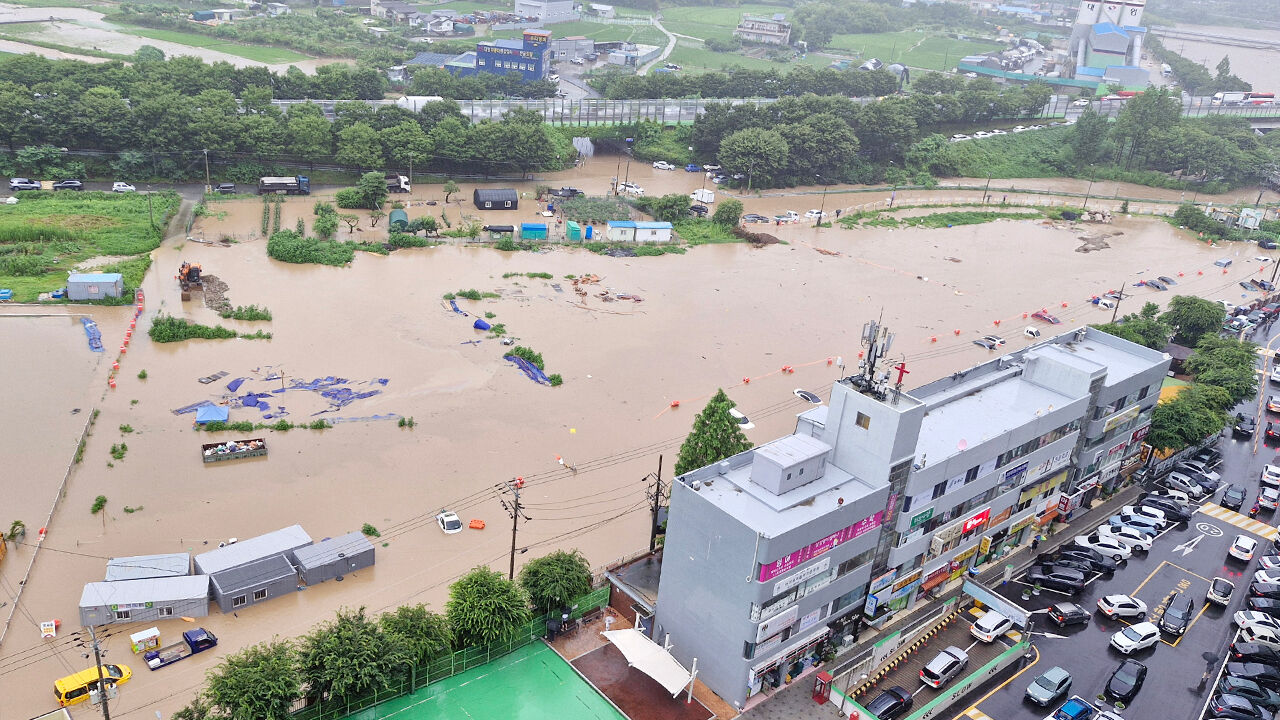 지난주 '극한호우'에 차량 3천 대 침수…300억 원 피해