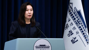 대통령실 '계엄 옹호' 강준욱에 "국민이 이해할 해명은 의무"