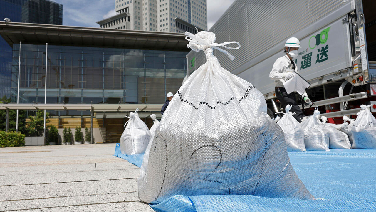 일본 총리 관저 앞마당에 후쿠시마 방사능 오염 흙