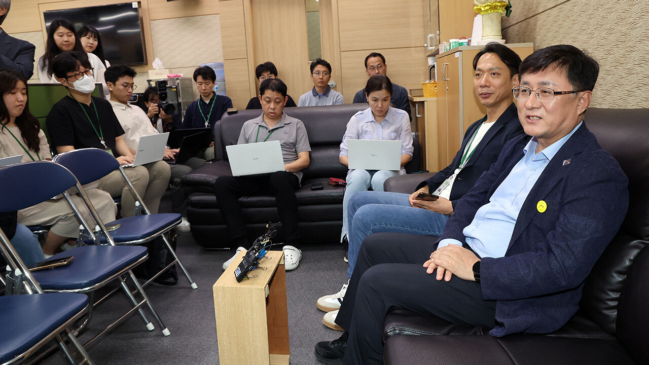 신임 환경장관 "환경부 직원도 전기차 안 타…말 아닌 행동해야"